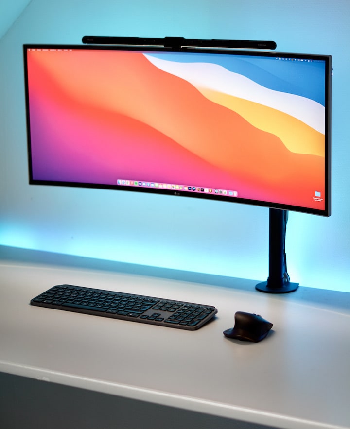 PC Schreibtisch mit Maus Tastatur und Quntis Computer Lampe