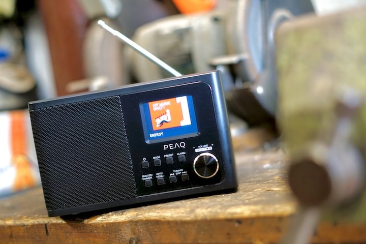 PEAQ PDR 170 BT B Radio mit Antenne in einer Werkstatt