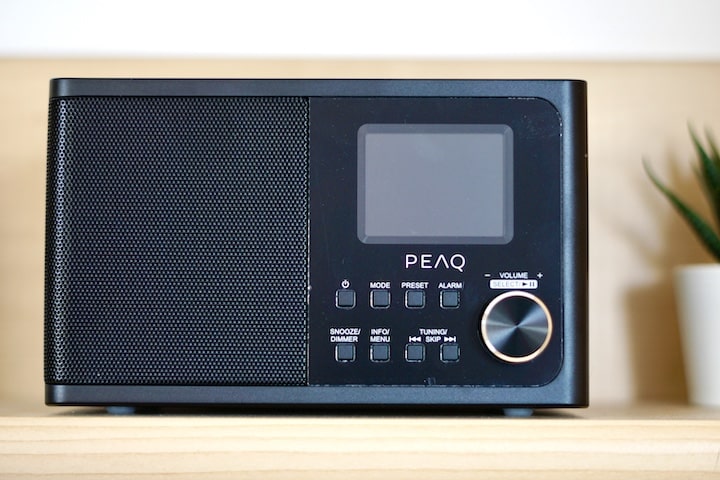 PEAQ PDR 170 BT B Radio steht in einem Regal