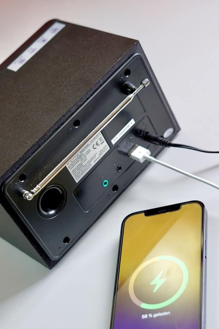 iPhone wird an einem Radio mit USB aufgeladen min