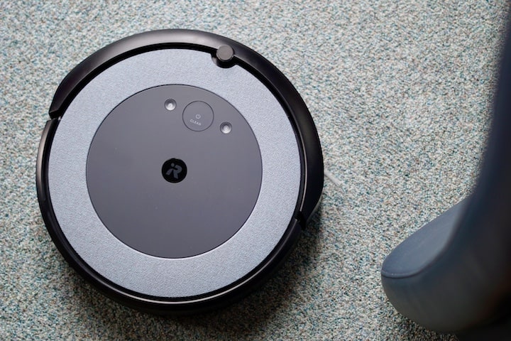 iRobot Roomba i3 Saugroboter reinigt Teppichboden