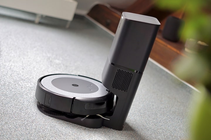 iRobot Roomba steht auf seiner Ladestation