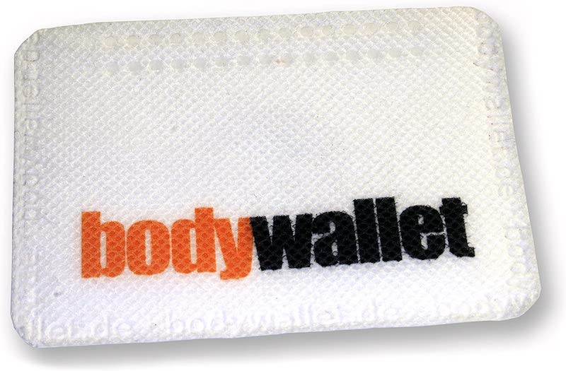 wallet klebt am koerper