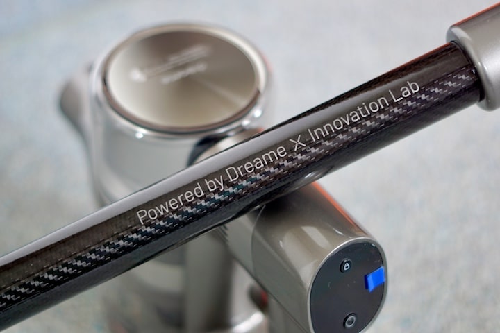 Dreame X Innovation Lab Schriftzug auf einem Caron Staubsauger Rohr