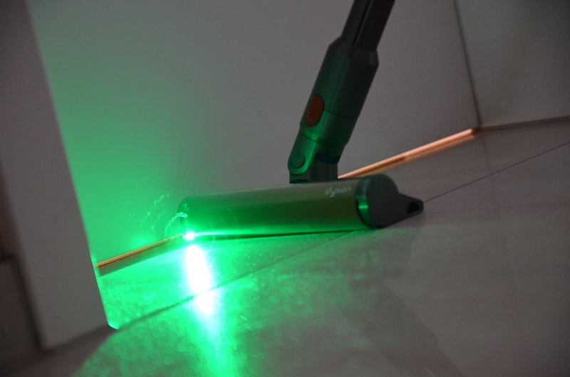 Gruener Laser macht Schmutz auf dem Boden sichtbar