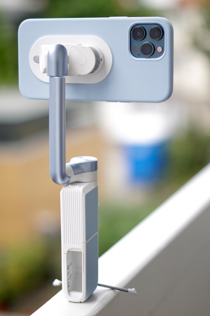 PowerVision Gimbal mit iPhone steht auf einer schmalen Kante