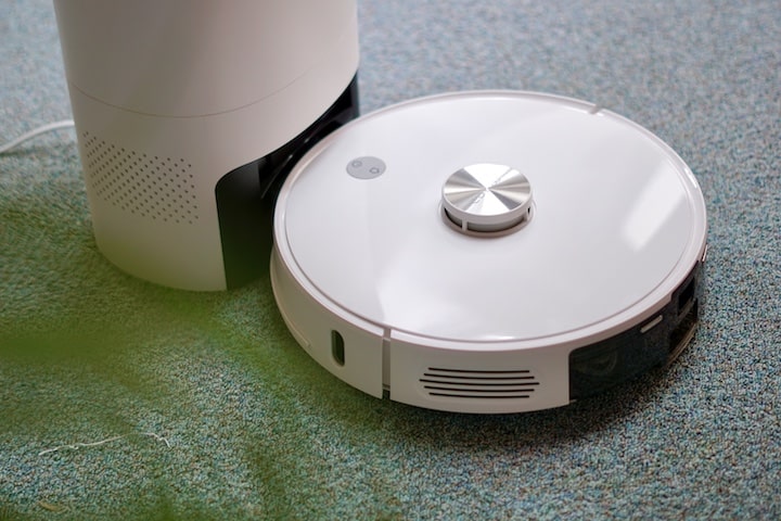 Xiaomi Imilab V1 Wischroboter mit Saugfunktion wird an seiner Station geladen