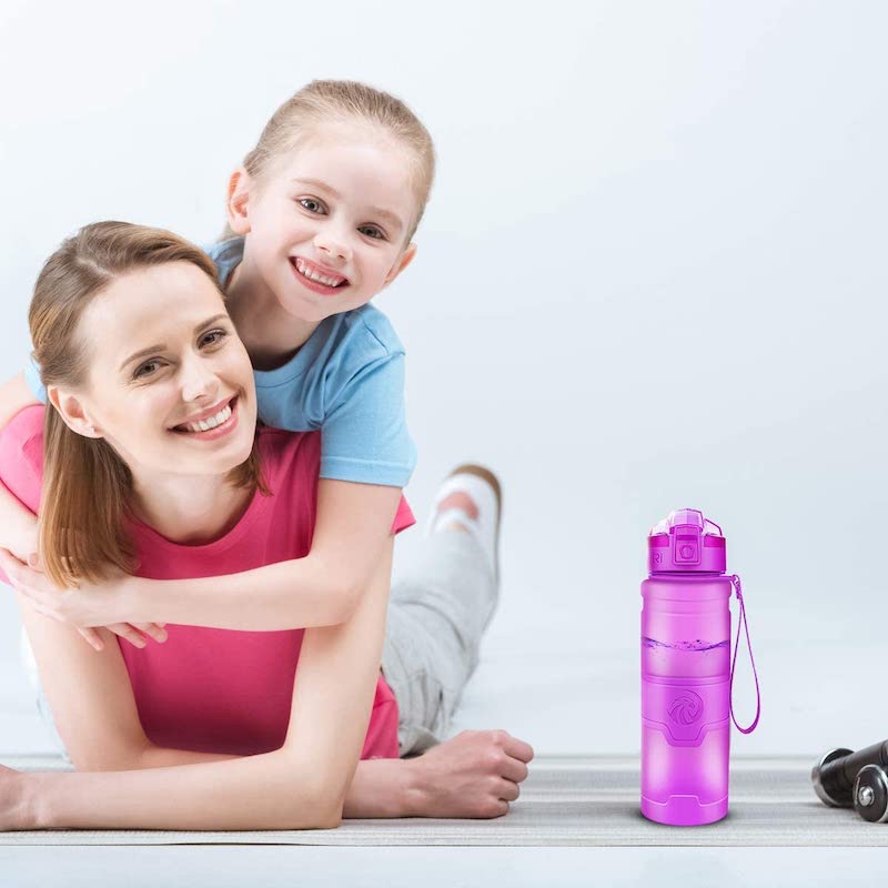 ZORRI Trinkflasche neben Frau mit Kind