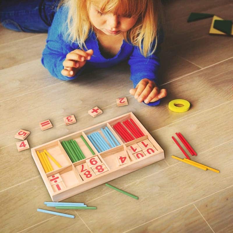 buntes Montessori Mathe Spielzeug mit Kind
