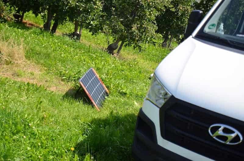 camping solargenerator bringt strom fuer unterwegs