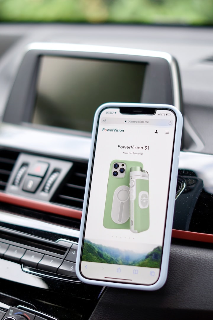 iPhone mit PowerVision Webseite haengt in einem Auto