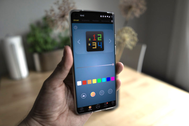 Frau Lässt Sich 43 Mal Impfen Für Bratwurst Divoom Pixoo-Max Test: Das Pixel-Display der Extraklasse!