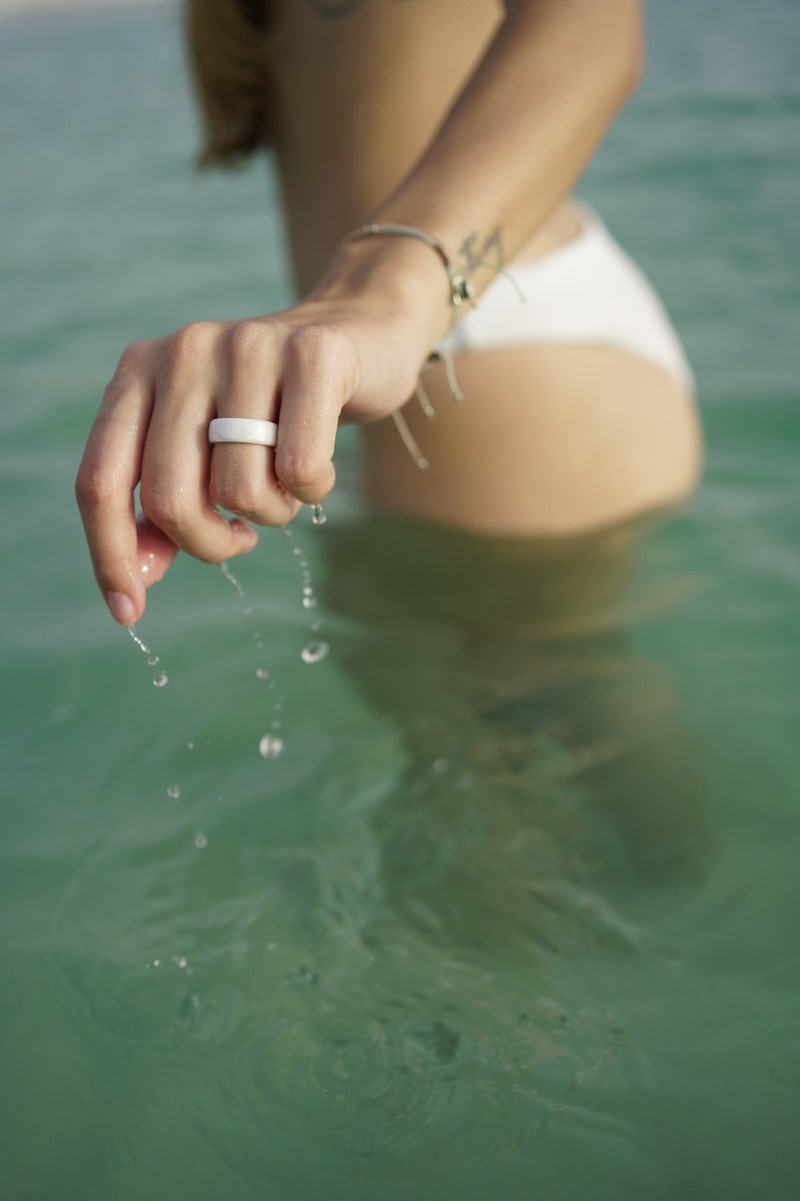PAGOPACE Bezahl Ring an Frauenhand im Wasser