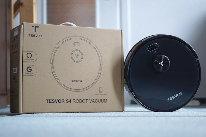 Tesvor S4 Saugroboter steht neben seiner Verpackung in einem Wohnzimmer