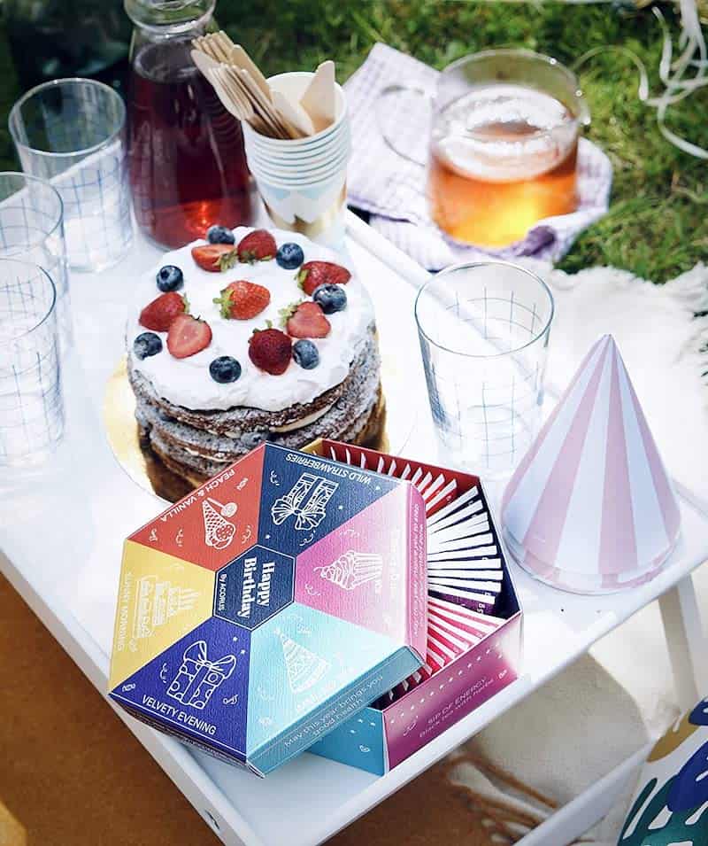 Acorus Tee Set auf Geburtstagstisch