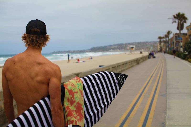 Geschenkideen für Surfer: TOP 19 Aufmerksamkeiten für Wellenreiter