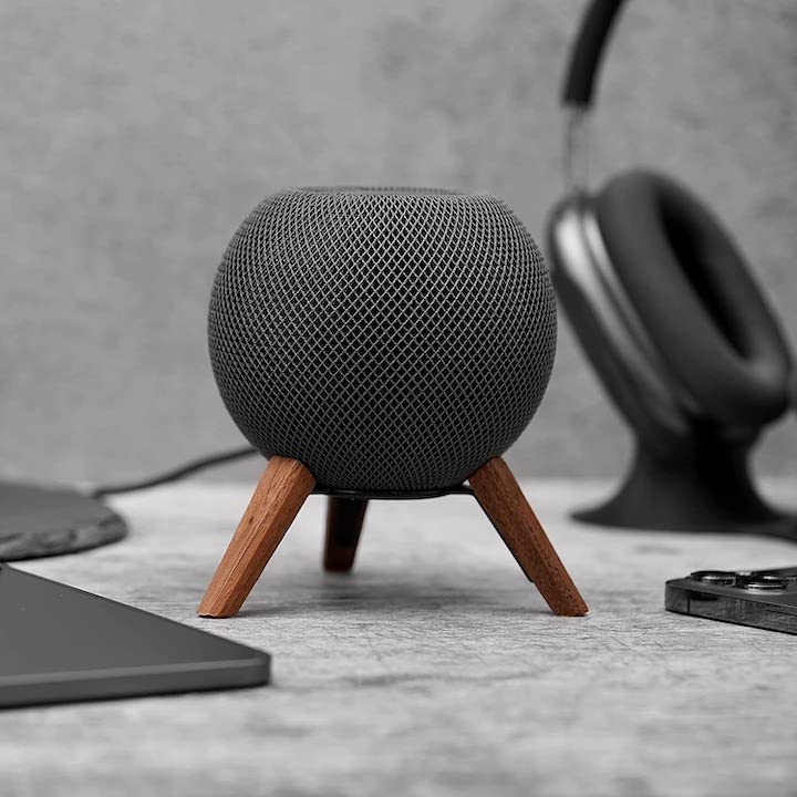 Balolo Tripod mit Homepod Mini vor AirPods Max Kopfhoerern