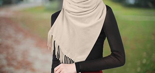 Frau mit selbstwäremden Schal steht in der Natur 520x245