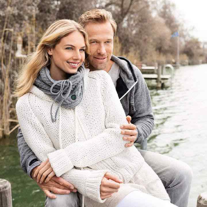 Frau und Mann Paerchen mit beheiztem Schal im Freien