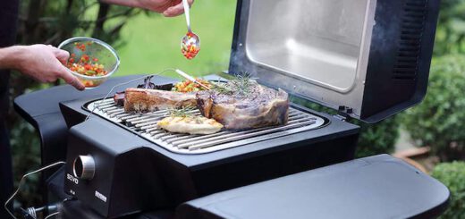 Mann grillt Fleisch auf einem Severin SEVO GTS Elektrogrilljpg 520x245