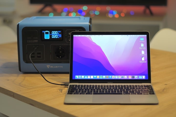 MacBook wird an einem mobilen Akku mit USB C PD und geladen
