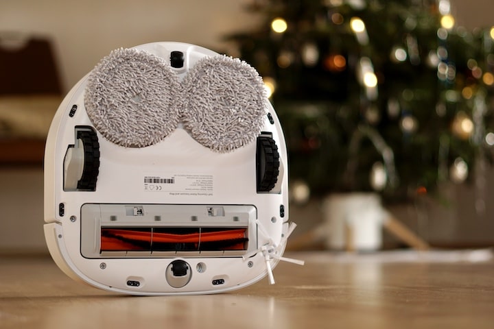 Unterseite eines Wischroboter mit runden Lappen vor einem Weihnachtsbaum