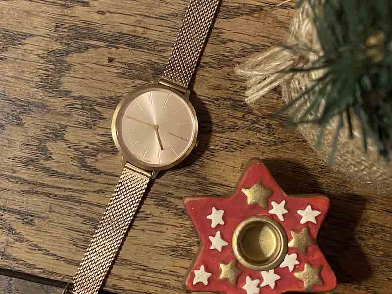 Goldene Uhr neben Weihnachtsdeko