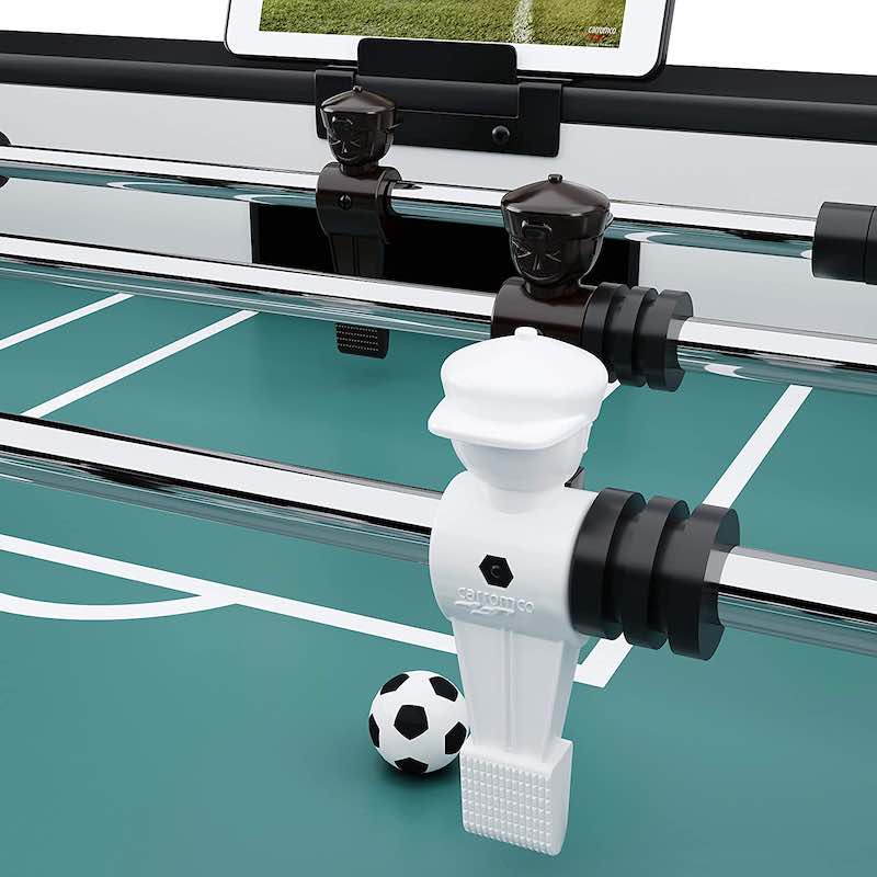 Spielfiguren und Ball an einem Tischkicker der Marke Sportime