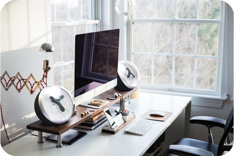 Zwei ferromagnetische Lautsprecher neben Bildschirm auf Schreibtisch