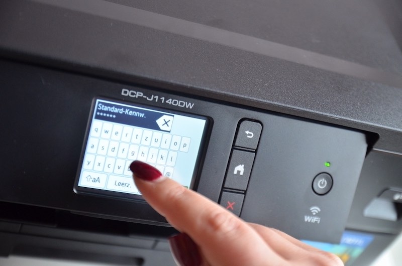 Frau bedient Drucker via Touch Display