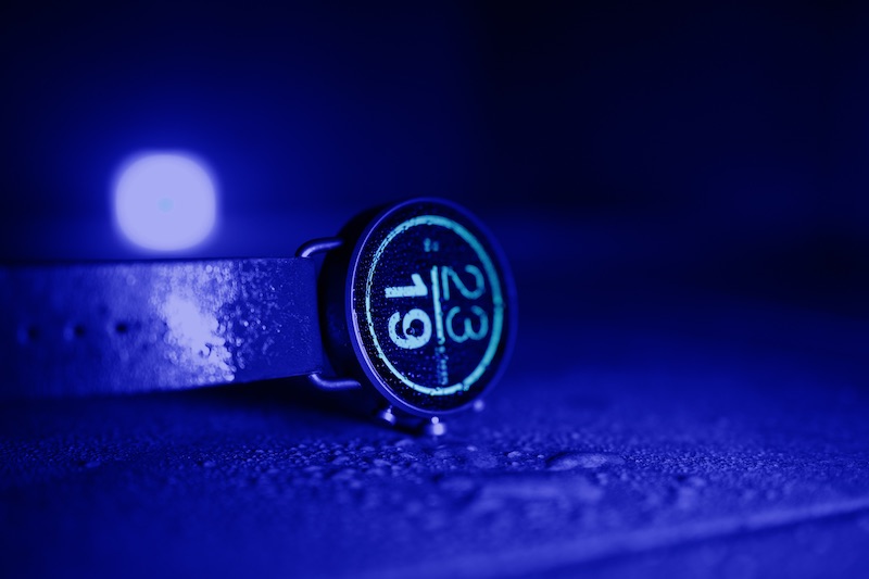 Wassertropfen und blaues Licht auf Smartwatch