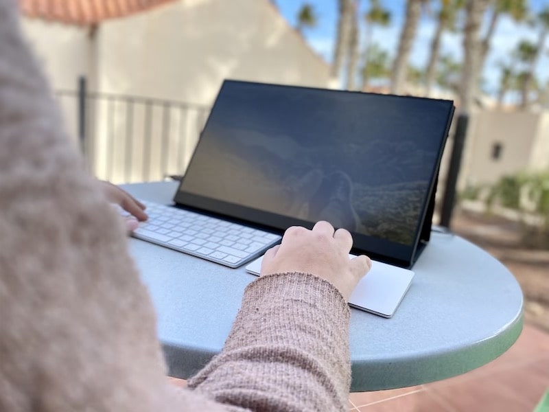 arbeiten am mobilen bildschirm mit trackpad und tastatur extern