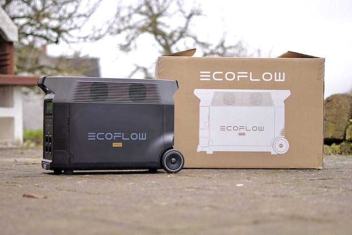 ecoflow delt pro steht auf einer terasse neben seiner verpackung