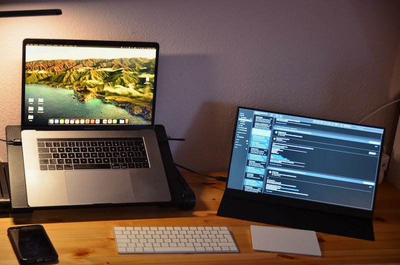 macbook pro und externer mobiler monitor von uperfect daneben