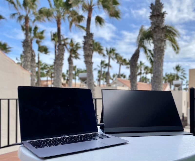 unterwegs arbeiten home office im urlaub mit mobilem monitor