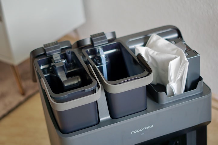 Staubtank Wassertank und Staubbeutel im Inneren einer Absaugstation