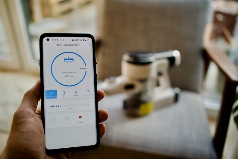 Tineco App vor Staubsauger in Hand