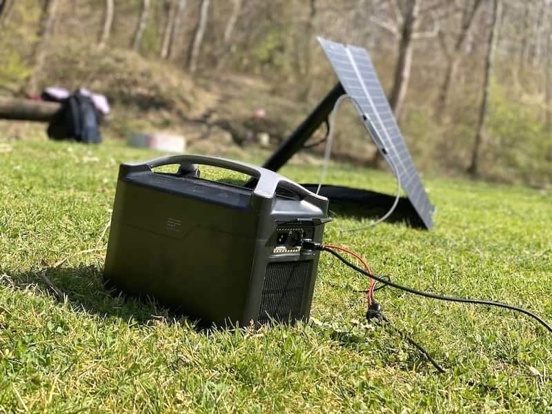 solarpanel kann mithilfe der tasche aufgestellt werden