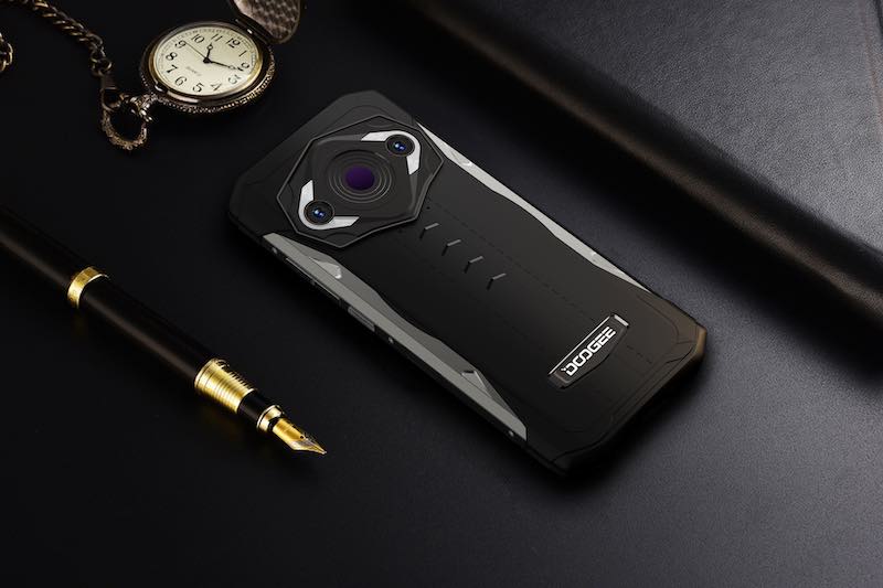 Doogee S98 Pro Smartphone auf dem Schreibtisch
