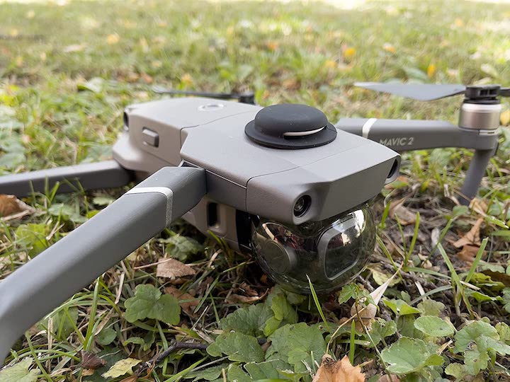 DJI Drohne mit angeklebten AirTag Sticker