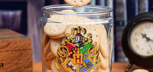 Gefuellte Keksdose mit Hogwarts Wappen 520x245