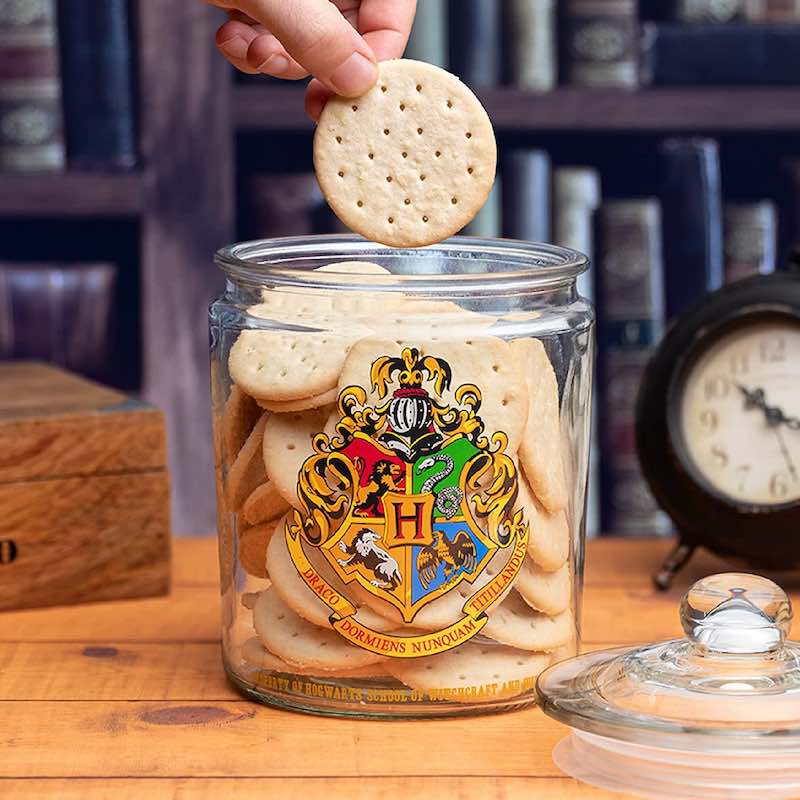 Gefuellte Keksdose mit Hogwarts Wappen