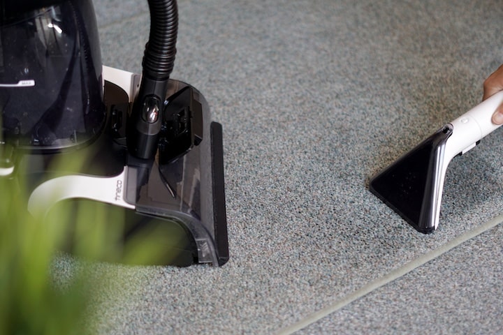Tineco Carpet One Pro reinigt Boden mit Aufsatz