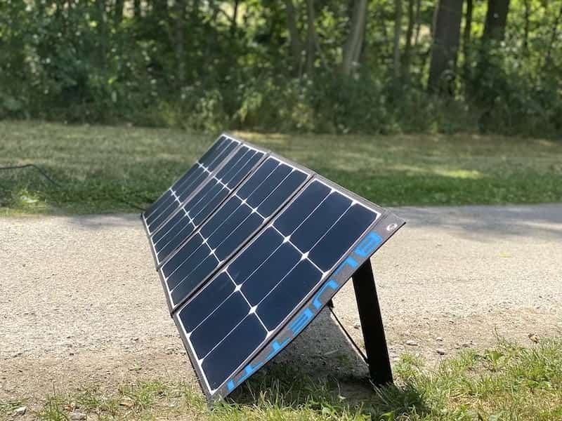 solarpanel kann der sonne entgegen ausgerichtet werden fuer maximale energieausbeute