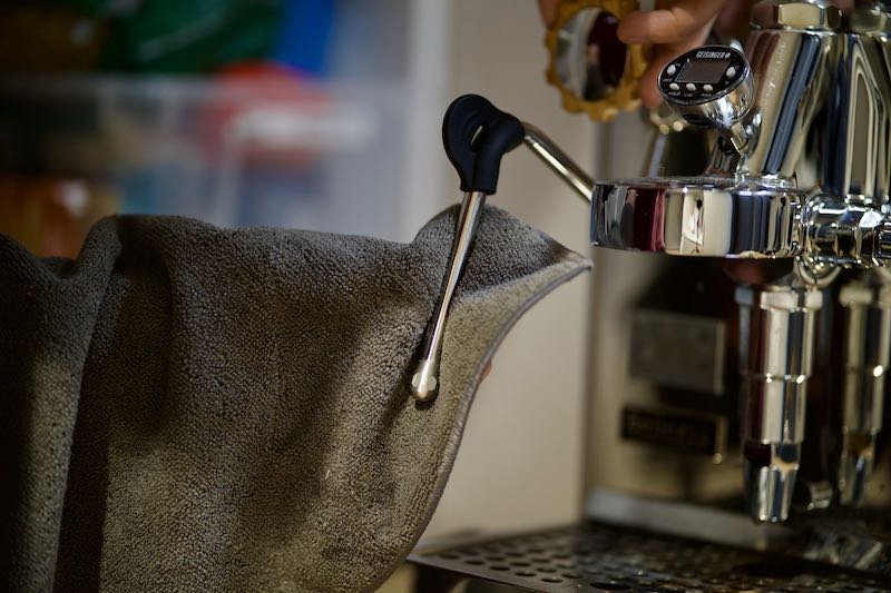 Dampfpflanze wird mit Barista Handtuch gereinigt