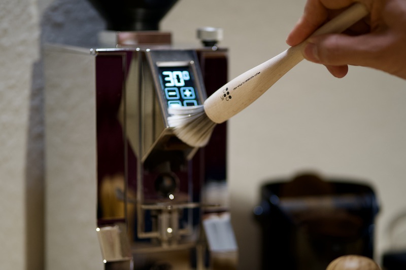 Kaffeepinsel putzt Espressomuehle