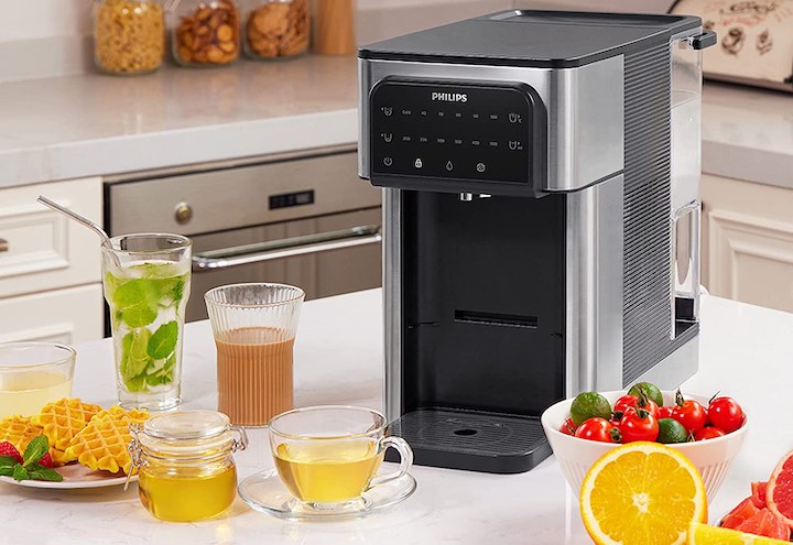 Philips Water ALL IN ONE steht neben Fruechten Tee und Essen