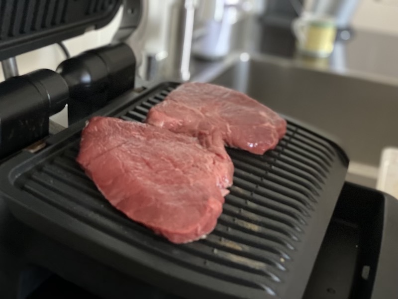 Steak liegt im OptiGrill Elite