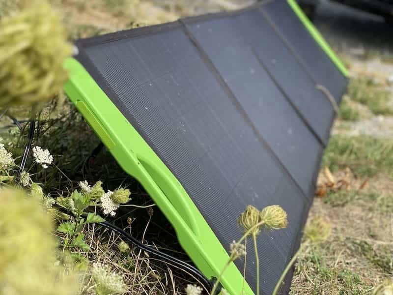 offgridtec 200 watt solarpanel in der wiese