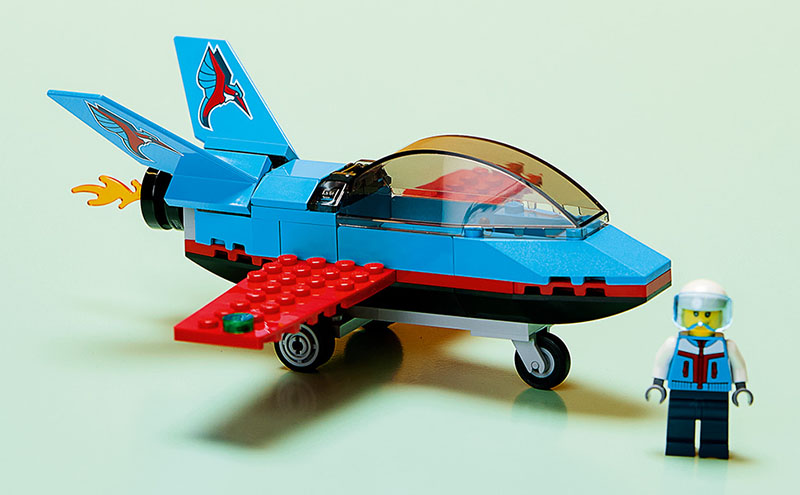 Blaues Lego Stuntflugzeug mit Pilot